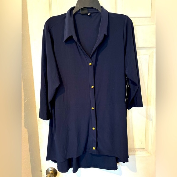 “Elie McCarthy Hi Lo Navy Knit Blouse With Gold Detail Buttons Down Front - Picture 1 of 6